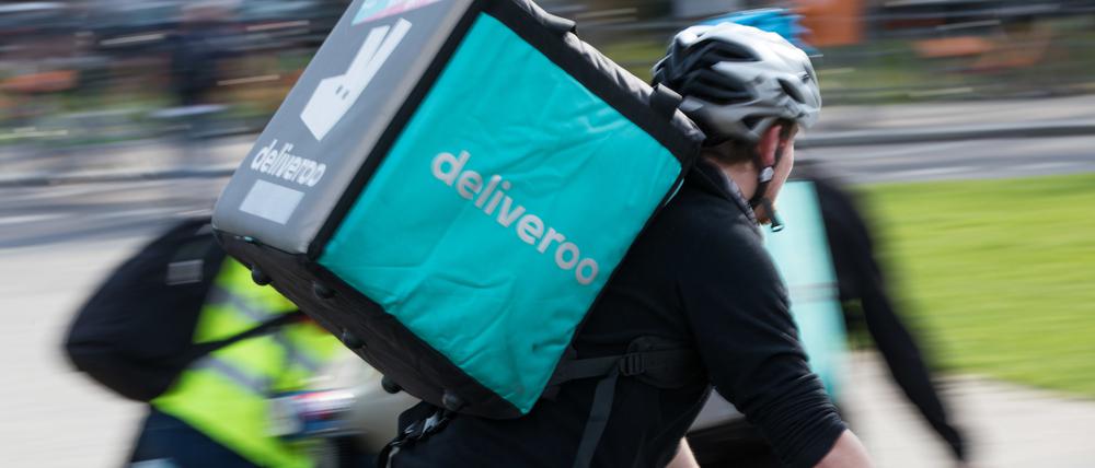 Ein Fahrer mit einer Deliveroo-Auslieferungsbox in Berlin.