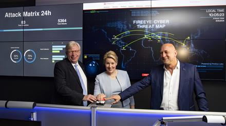 Staatssekretaer für Digitales und Verwaltungsmodernisierung und Chief Digital Officer des Landes Berlin Ralf Kleindiek, Die Regierende Buergermeisterin von Berlin Franziska Giffey und Vorstand des ITDZ Marc Boettcher bei der Eröffnung des Security Operations Center im ITDZ in Berlin