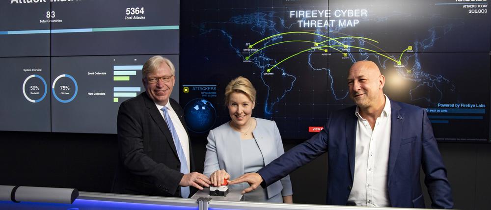 Staatssekretaer für Digitales und Verwaltungsmodernisierung und Chief Digital Officer des Landes Berlin Ralf Kleindiek, Die Regierende Buergermeisterin von Berlin Franziska Giffey und Vorstand des ITDZ Marc Boettcher bei der Eröffnung des Security Operations Center im ITDZ in Berlin