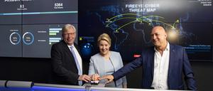 Staatssekretaer für Digitales und Verwaltungsmodernisierung und Chief Digital Officer des Landes Berlin Ralf Kleindiek, Die Regierende Buergermeisterin von Berlin Franziska Giffey und Vorstand des ITDZ Marc Boettcher bei der Eröffnung des Security Operations Center im ITDZ in Berlin