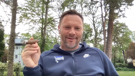 Nach dem Klassenerhalt 2021 gönnt sich Pal Dardai eine Zigarre, während er im ZDF-Sportstudio zugeschaltet ist. Wenige Monate später wird der Ungar entlassen.