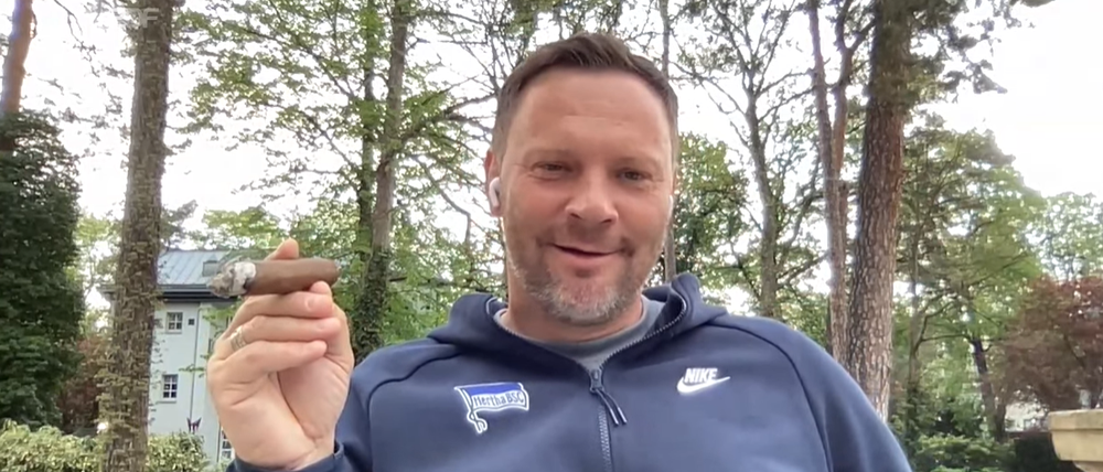 Nach dem Klassenerhalt 2021 gönnt sich Pal Dardai eine Zigarre, während er im ZDF-Sportstudio zugeschaltet ist. Wenige Monate später wird der Ungar entlassen.
