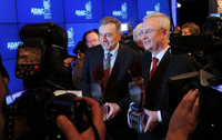 Was ist der Gegenwert? BMW-Chef Norbert Reithofer (l.) und der Vorstandsvorsitzende von Volkswagen, Martin Winterkorn, mit ihren "Gelben Engeln".