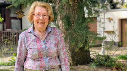Jutta Schmidt in ihrem Garten