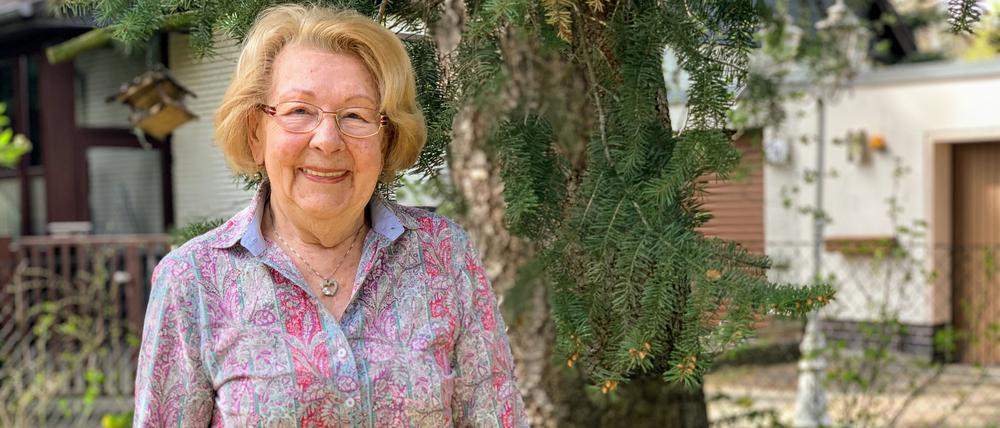 Jutta Schmidt in ihrem Garten