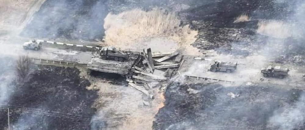 Zerstörte russische Militärfahrzeuge, die auf einer gesprengten Brücke in der Region Charkiw stehen und Richtung Isjum unterwegs waren.