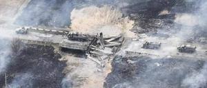 Zerstörte russische Militärfahrzeuge, die auf einer gesprengten Brücke in der Region Charkiw stehen und Richtung Isjum unterwegs waren.