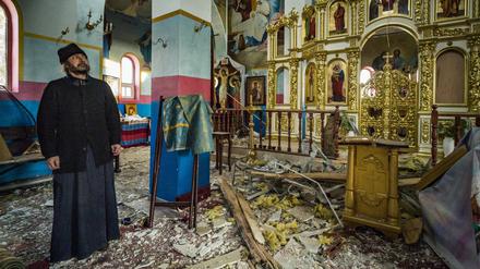 Auch Gotteshäuser werden von der russischen Armee nicht verschont. In Yasnohorodka nahe der ukrainischen Hauptstadt Kiew steht ein Priester in den Trümmern seiner Kirche.
