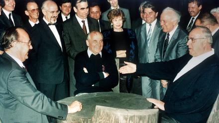 Helmut Kohl mit Michail Gorbatschow und dem damaligen Bundesaußenminister Hans-Dietrich Genscher  beim Treffen im Kaukasus 1990. 