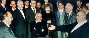 Helmut Kohl mit Michail Gorbatschow und dem damaligen Bundesaußenminister Hans-Dietrich Genscher  beim Treffen im Kaukasus 1990. 