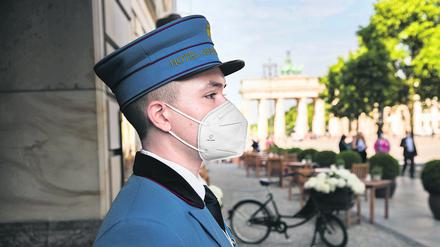 Allererste Adresse. Ein Page steht vor dem Eingang des Hotel Adlon Kempinski am Brandenburger Tor.