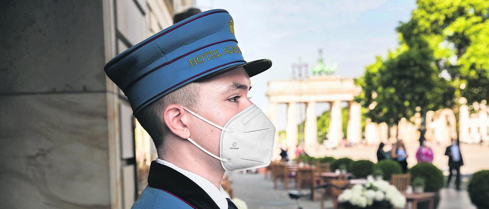 Allererste Adresse. Ein Page steht vor dem Eingang des Hotel Adlon Kempinski am Brandenburger Tor.