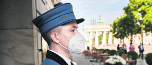 Allererste Adresse. Ein Page steht vor dem Eingang des Hotel Adlon Kempinski am Brandenburger Tor.