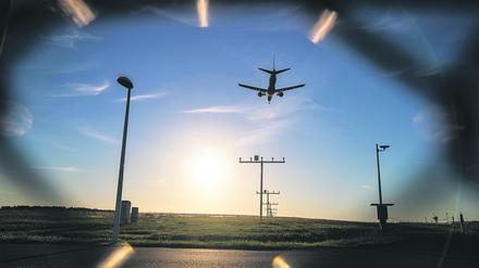 Ein Flugzeug im Landeanflug auf den Flughafen Berlin Brandenburg  BER  am 24. Oktober 2021. 