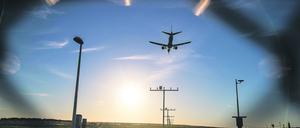 Ein Flugzeug im Landeanflug auf den Flughafen Berlin Brandenburg  BER  am 24. Oktober 2021. 