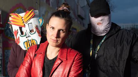 Karo Meier, DJ-Name Punani, mit zwei Türstehern vor ihrem Club.