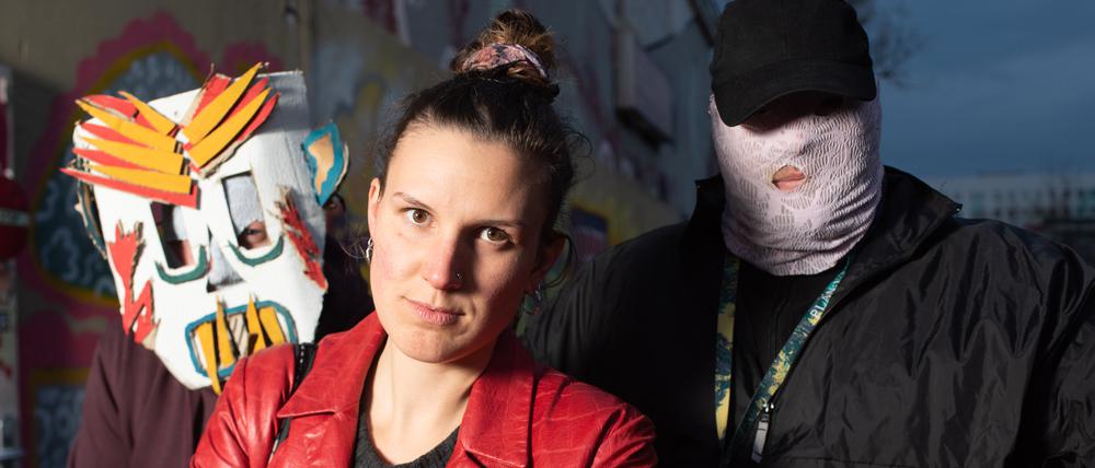 Karo Meier, DJ-Name Punani, mit zwei Türstehern vor ihrem Club.
