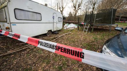 Absperrband der Polizei hängt um eine Campingplatz-Parzelle. In dem Ende 2018 bekannt gewordenen Missbrauchsfall von Kindern auf einem Campingplatz in Lügde werten Ermittler nach eigenen Angaben rund 13.000 Dateien mit Kinderpornografie aus. 