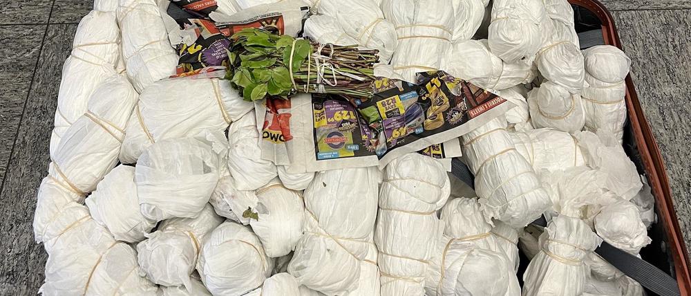 Mehrere Kilogramm der Droge Khat liegen in einem sichergestellten Koffer eines Mannes am Flughafen. Der 53-jährige mit norwegischer Staatsangehörigkeit hatte 46 Kilogramm der Ware in kleinen weißen Säckchen verpackt in zwei Koffern bei sich, wie die Kantonspolizei berichtete. Er war auf dem Weg von Südafrika nach Barcelona. 