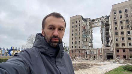 Serhij Leschtschenko vor dem zerstörten Gebäude der Regionalverwaltung in Mykolajiw.
