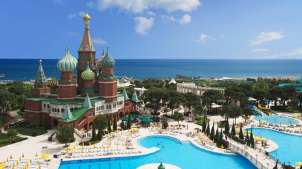 Fast wie zu Hause. Die Hotels bei Antalya haben sich schon lange auf die vielen Touristen aus Russland eingestellt – und teilweise sogar eigens Gebäude im Stil des Kremls errichtet. Foto: Imago