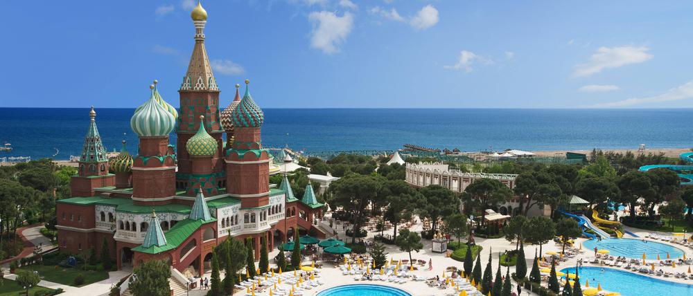 Fast wie zu Hause. Die Hotels bei Antalya haben sich schon lange auf die vielen Touristen aus Russland eingestellt – und teilweise sogar eigens Gebäude im Stil des Kremls errichtet. Foto: Imago