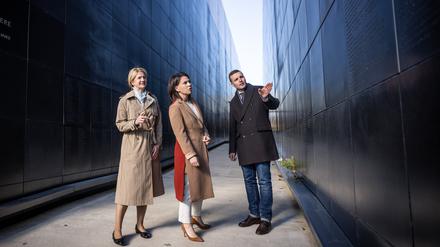 Annalena Baerbock und ihre estnische Amtskollegin Eva-Maria Liimets besuchen das Denkmal für die Opfer des Kommunismus bei Tallinn gemeinsam mit Sergej Metlev vom Estnischen Institut für Geschichte.