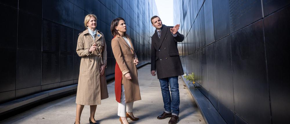 Annalena Baerbock und ihre estnische Amtskollegin Eva-Maria Liimets besuchen das Denkmal für die Opfer des Kommunismus bei Tallinn gemeinsam mit Sergej Metlev vom Estnischen Institut für Geschichte.