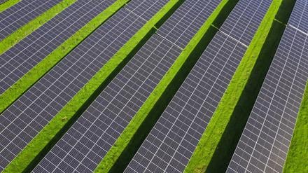 Das ist die Zeitenwende, die eigentlich angekündigt war: Solarpaneele einer Photovoltaikanlage. 