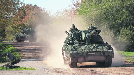 Eine Panzerhaubitze 2000 des Artilleriebataillons 295 aus Stetten am kalten Markt a.k.M.. Das Artilleriebataillon 295 ist der Deutsch-Französischen Brigade unterstellt und nimmt an der Brigadeübung Feldberg 2019 auf dem Truppenübungsplatz Baumholde Die Deutsch-Französiche Brigade DF-Brigade führt im Oktober 2019 die Übung Feldberg auf dem Truppenübungsplatz Baumholder durch. Teil der Übung ist am 14. Oktober 2019 die Operation Thunderstruck im scharfen Schuss. Baumholder Rheinland-Pfalz Deutschland *** A tank howitzer 2000 of the artillery battalion 295 from Stetten at the cold market a k M The artillery battalion 295 is subordinated to the German French Brigade and takes part in the brigade exercise Feldberg 2019 at the military training area Baumholde Die German French Brigade DF Brigade leads in October 2019 the exerc 