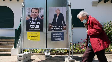 Wahlkampfplakate der französischen Präsidentschaftskandidaten Macron und Le Pen in Südfrankreich. Wen wählen Berlins Franzosen am Sonntag?