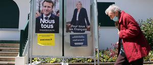 Wahlkampfplakate der französischen Präsidentschaftskandidaten Macron und Le Pen in Südfrankreich. Wen wählen Berlins Franzosen am Sonntag?