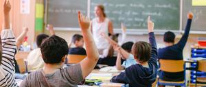 Die Koalition diskutiert wegen des Lehrermangels über eine Kürzung des Pflichtunterrichts, um die Förderangebote zu retten. Berlins Gymnasien lehnen den Vorstoß ab, Grundschulen und die Gewerkschaft applaudieren.