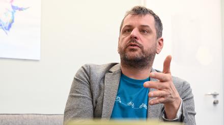 Werner Graf, Co-Fraktionsvorsitzender von Bündnis 90/ Die Grünen, in seinem Büro im Abgeordnetenhaus Berlin in der Niederkirchner Straße in Berlin-Mitte.