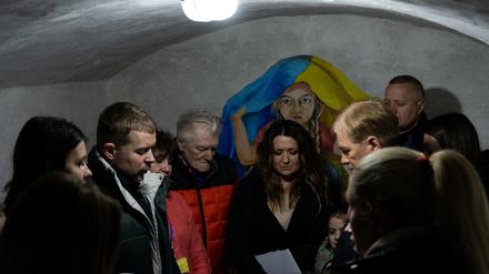 Freiwillige beten im Luftschutzbunker des „Hauptquartiers des ukrainischen Zivilschutzes“ in Czernowitz.