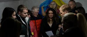 Freiwillige beten im Luftschutzbunker des „Hauptquartiers des ukrainischen Zivilschutzes“ in Czernowitz.