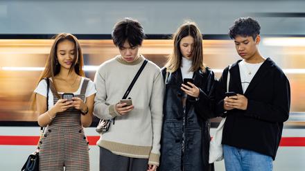 Verfügbar, aber nicht glücklich. Diese Teenager sind nur für andere erreichbar.