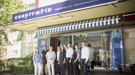 Der Vorstand des Genossenschaftsforums vor dem cooperativ Werkraum.