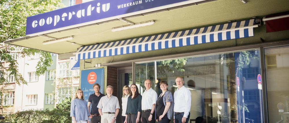 Der Vorstand des Genossenschaftsforums vor dem cooperativ Werkraum.