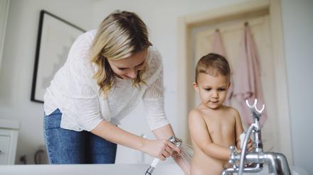 Warme Dusche. Mehr braucht es für die Intimpflege bei Kindern nicht.