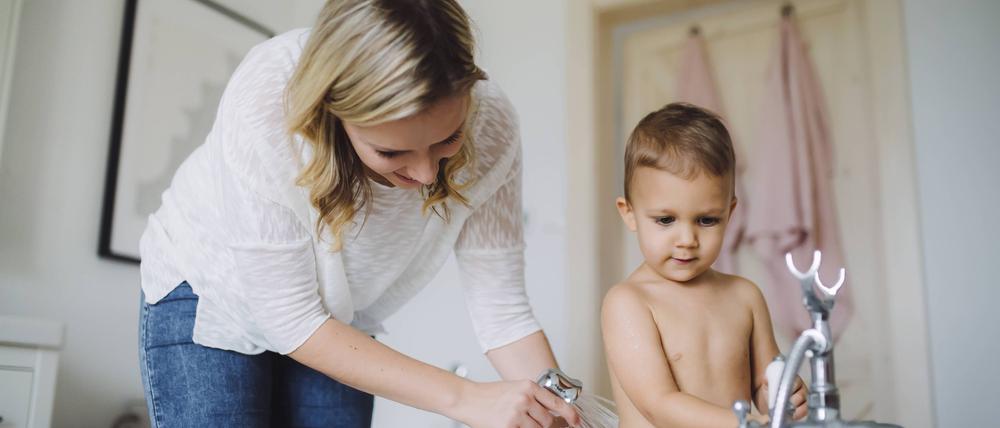 Warme Dusche. Mehr braucht es für die Intimpflege bei Kindern nicht.