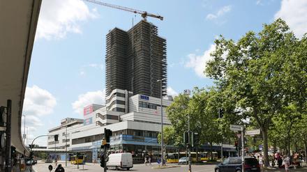 Der Hauseigentümer hatte den Kreisel vom Land übernommen und mit dem Verkauf von Wohnungen in dem 120 Meter hohen Turm vor Jahren begonnen.