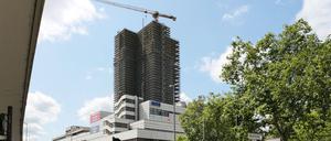 Der Hauseigentümer hatte den Kreisel vom Land übernommen und mit dem Verkauf von Wohnungen in dem 120 Meter hohen Turm vor Jahren begonnen.