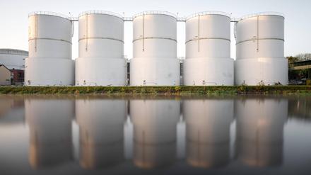 In diesen Tanks am Teltowkanal wird Heizöl gelagert. Das könnte knapp werden, sollten Öl-Lieferungen aus Russland ausbleiben.