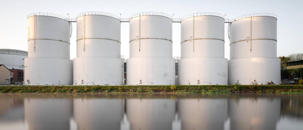 In diesen Tanks am Teltowkanal wird Heizöl gelagert. Das könnte knapp werden, sollten Öl-Lieferungen aus Russland ausbleiben.
