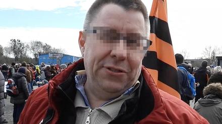 Sven B. mit dem Sankt-Georgs-Band bei einer Querdenker-Demonstration in Kassel.