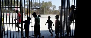 Kinder aus dem zerstörten Flüchtlingslager Moria spielen in einem Gemeinschaftszentrum. 
