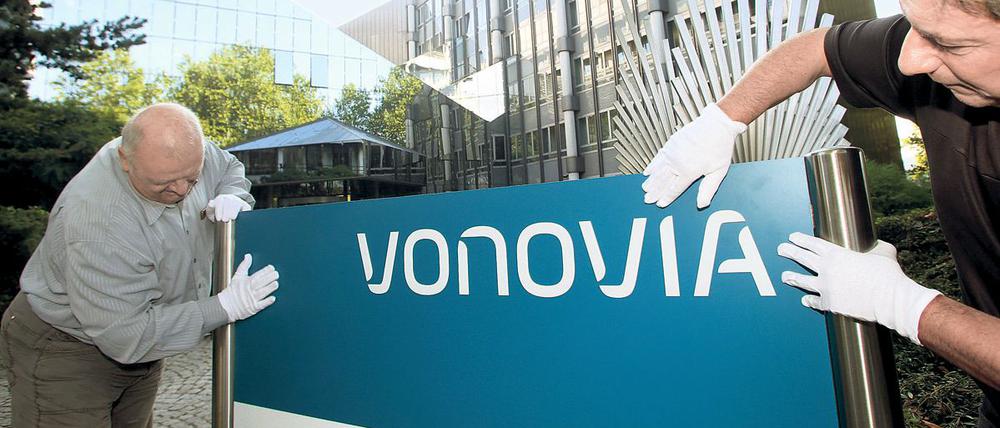 Das Firmenschild von Vonovia wird in Bochum vor der Zentrale angebracht.