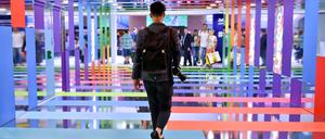 ARCHIV - 01.09.2017, Berlin: Besucher gehen über die Elektronikmesse IFA. Bis zum Jahr 2019 lockte die Technik-Messe IFA noch hunderttausende Besucher an; durch die Corona-Pandemie ist ein Messe-Event dieser Dimension nicht realisierbar. (zu dpa «Corona-Pandemie zwingt Messe IFA in ein großes Experiment») Foto: Britta Pedersen/dpa-Zentralbild/dpa +++ dpa-Bildfunk +++