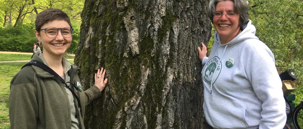 Janet Huber und Kristina Roth, Stadtnatur-Rangerinnen in Friedrichshain-Kreuzberg, haben den Lehrpfad gemeinsam mit der Stiftung Naturschutz und der Naturschutzbehörde des Bezirks entwickelt.